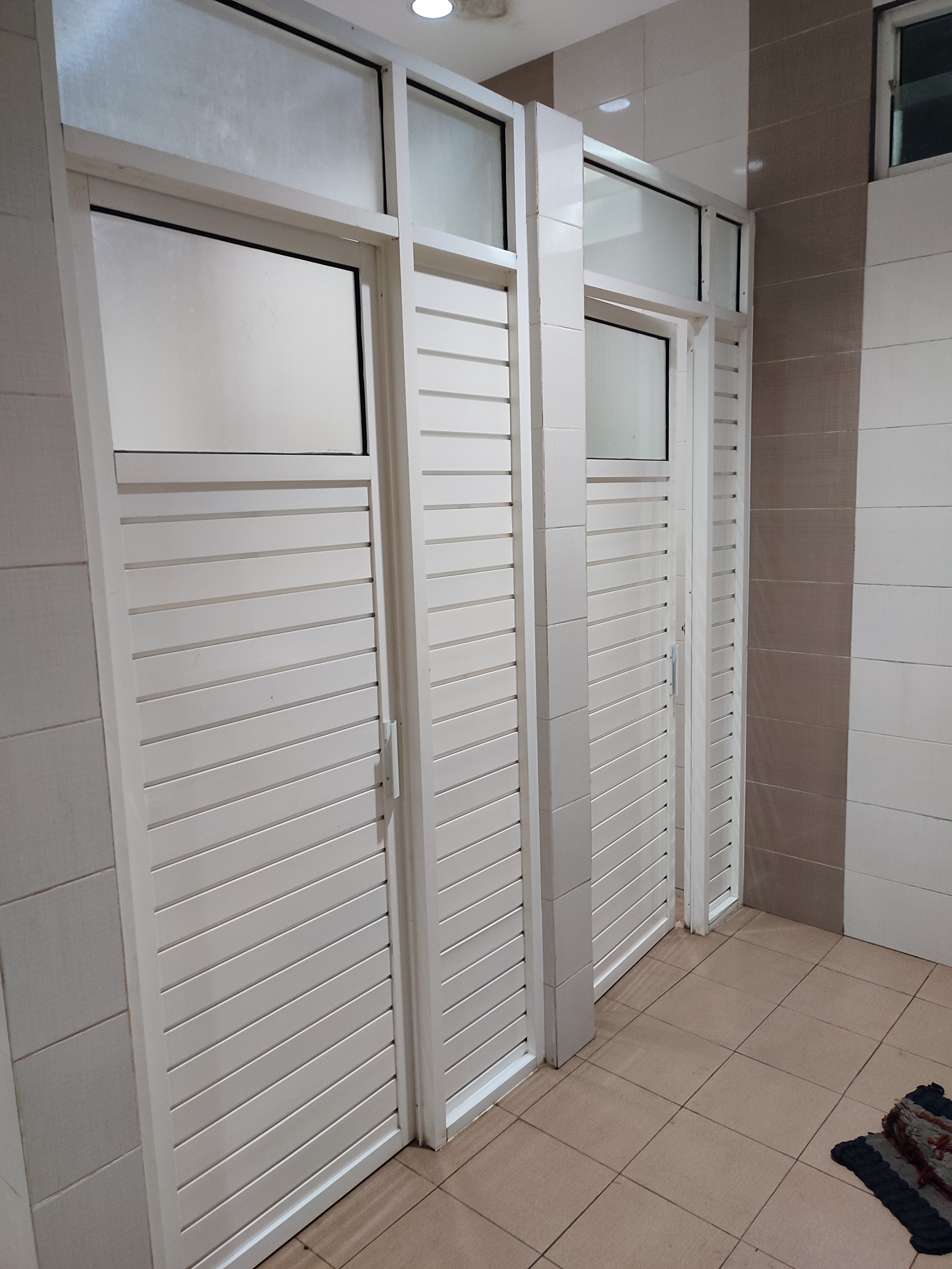 pintu kamar mandi spandrel